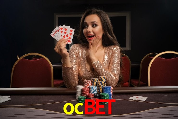 Escena dinámica inspirada en casino con iluminación ocbet, cartas, fichas e íconos de juegos digitales en un espacio moderno de juegos.